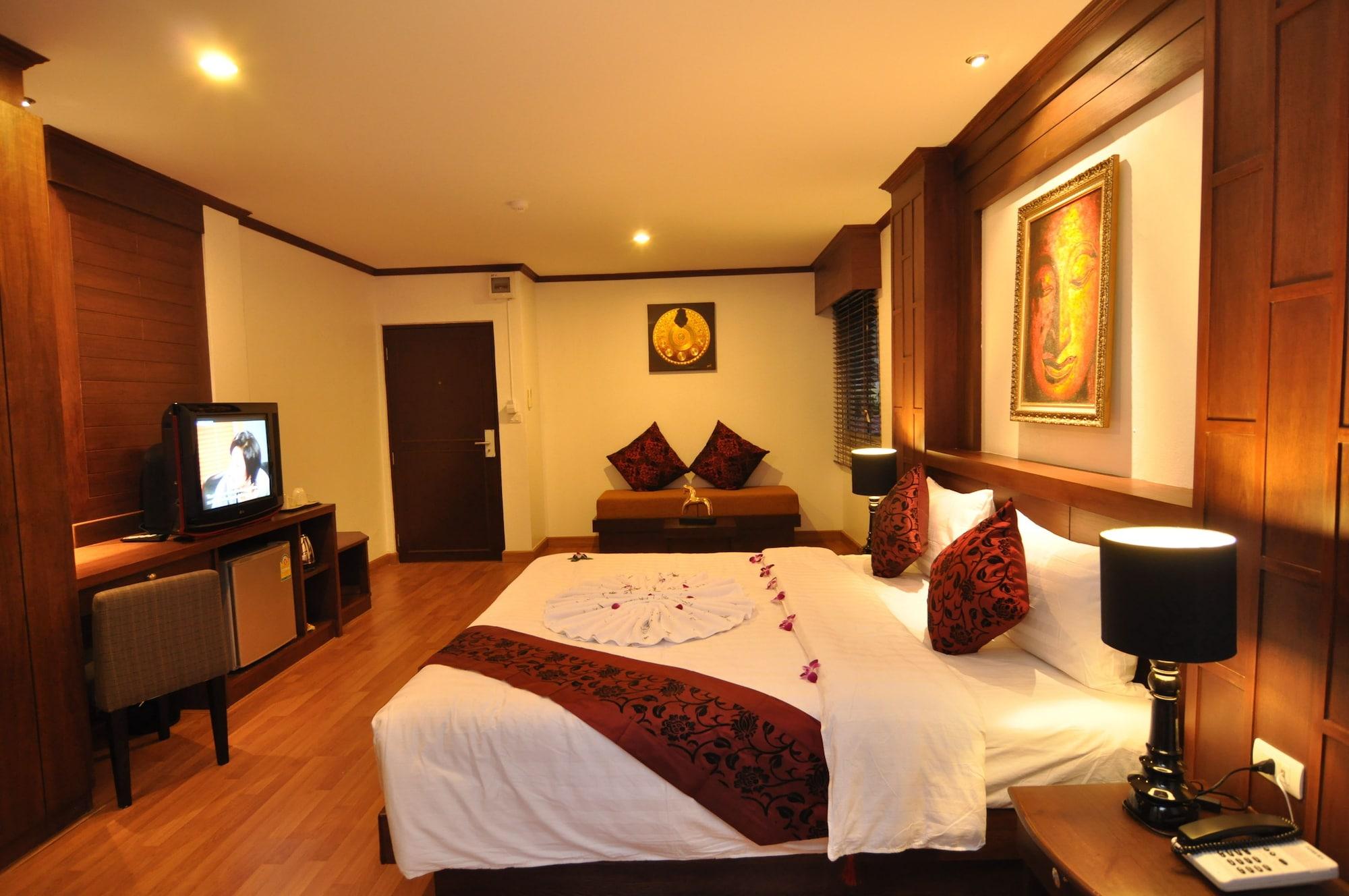 Hemingway'S Hotel Patong Extérieur photo