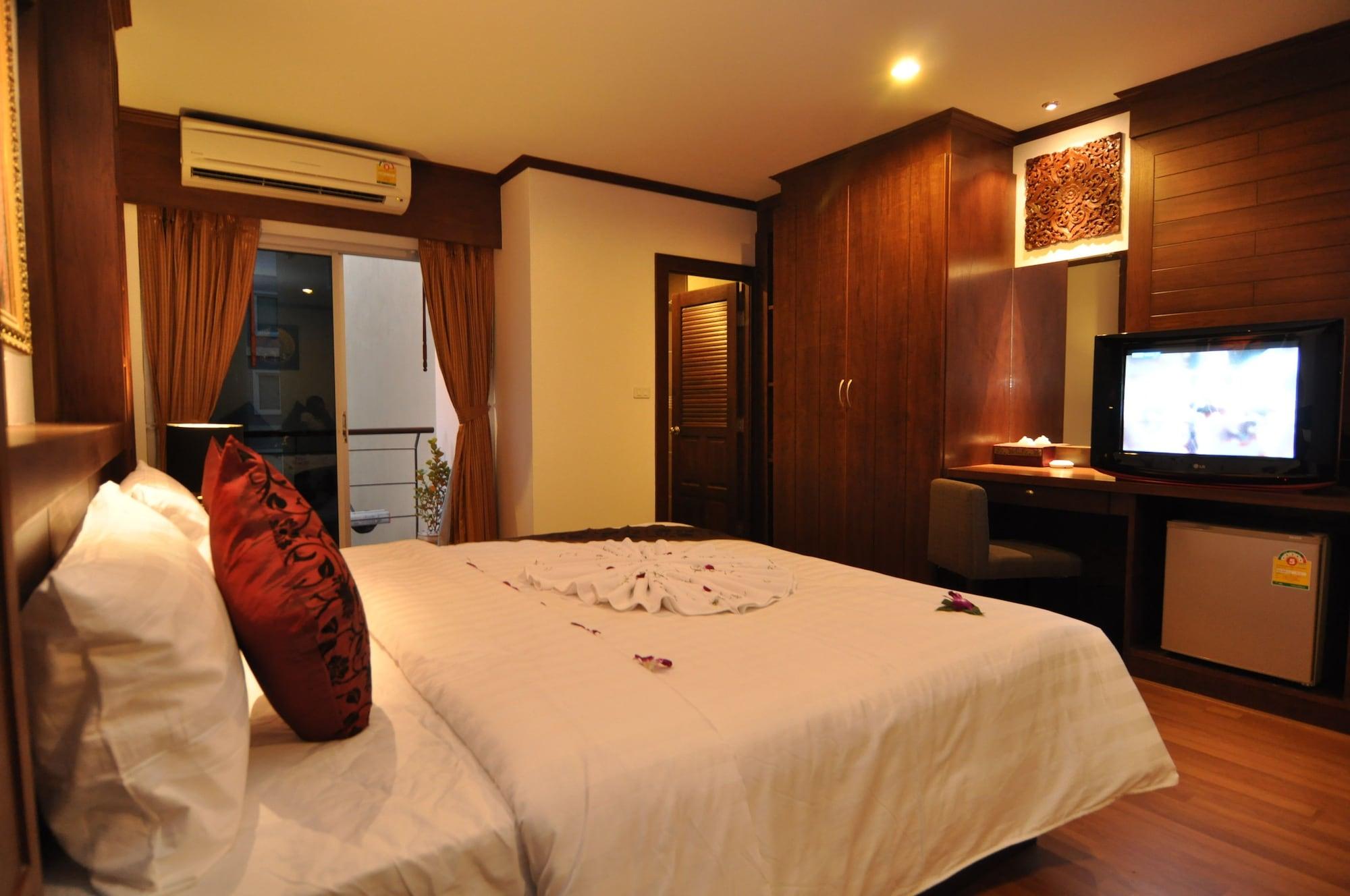 Hemingway'S Hotel Patong Extérieur photo