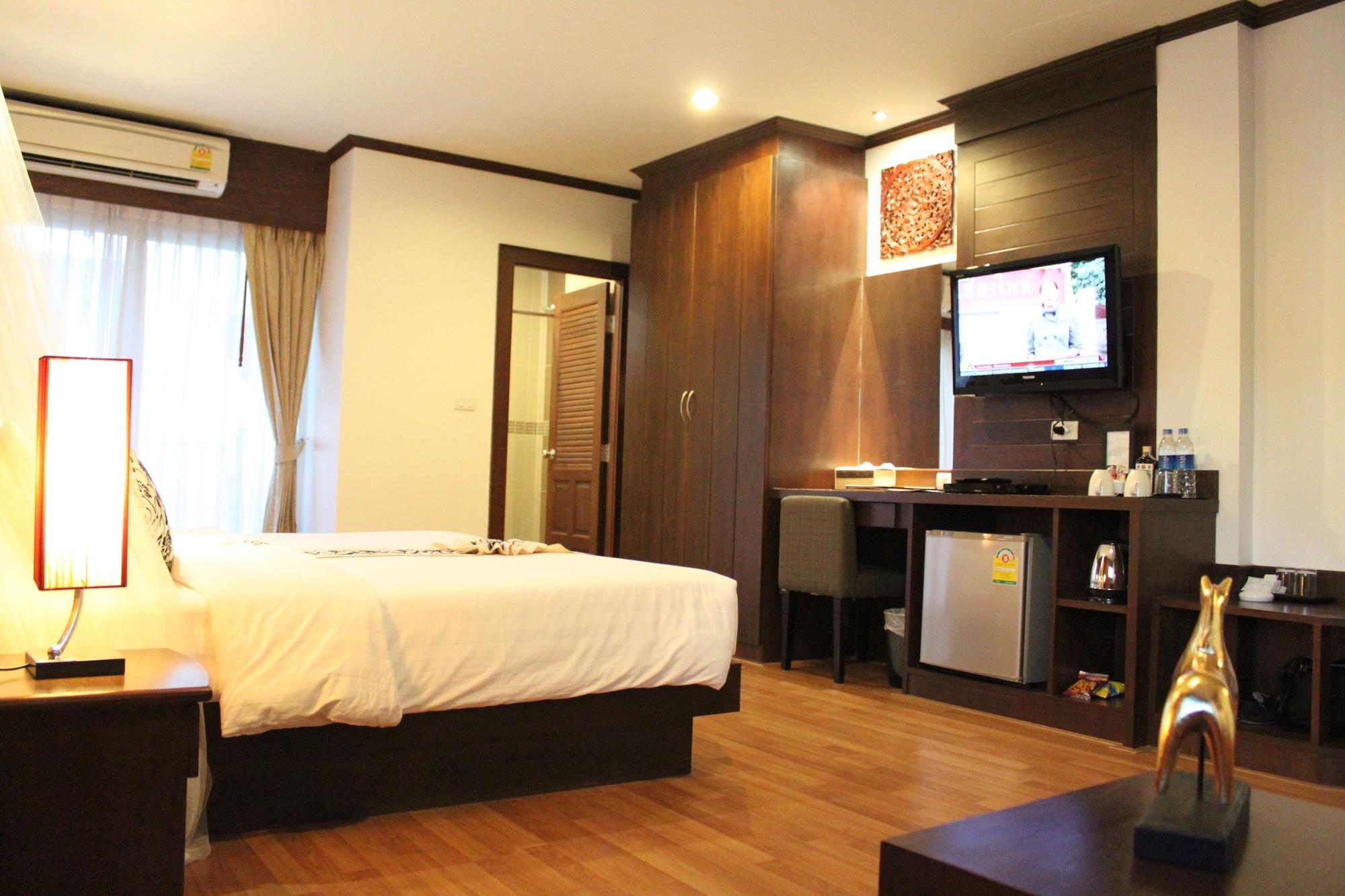Hemingway'S Hotel Patong Extérieur photo