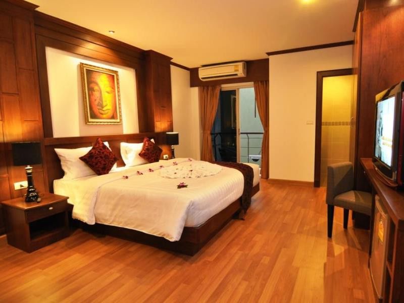 Hemingway'S Hotel Patong Extérieur photo