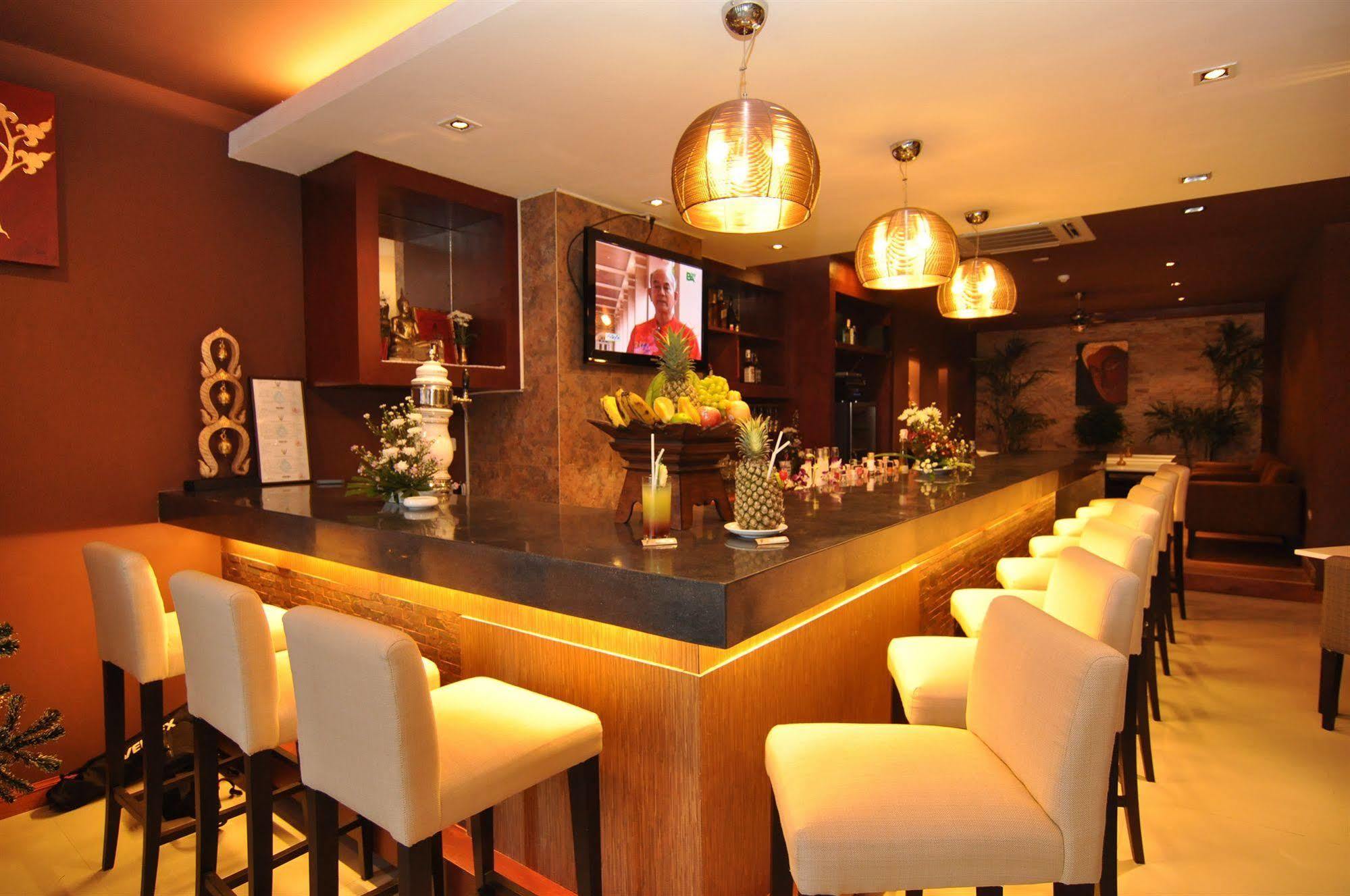 Hemingway'S Hotel Patong Restaurant photo