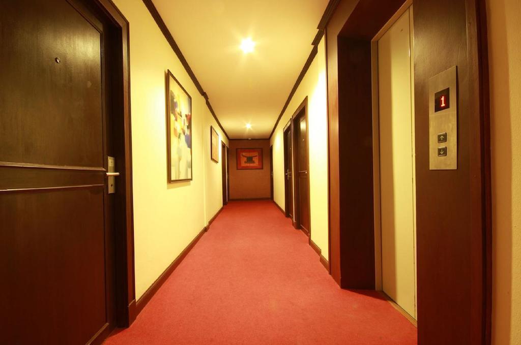 Hemingway'S Hotel Patong Extérieur photo