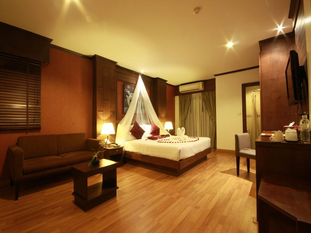 Hemingway'S Hotel Patong Extérieur photo