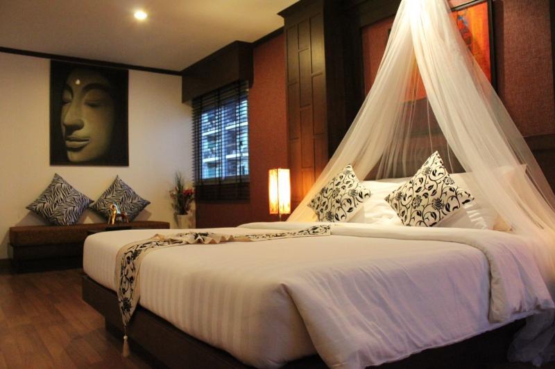 Hemingway'S Hotel Patong Extérieur photo